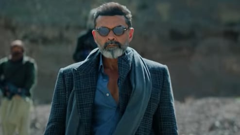 आश्रम के बाद बॉबी देओल लेकर आ रहे हैं अपनी नई वेब सीरीज, तीन कौवे के बीच फंसे धर्मेंद्र के बेटे