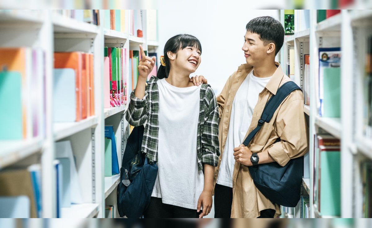 छुट्टियों में जमकर प्यार करो... चीन की यूनिवर्सिटी ने छात्रों को दी गजब की सलाह