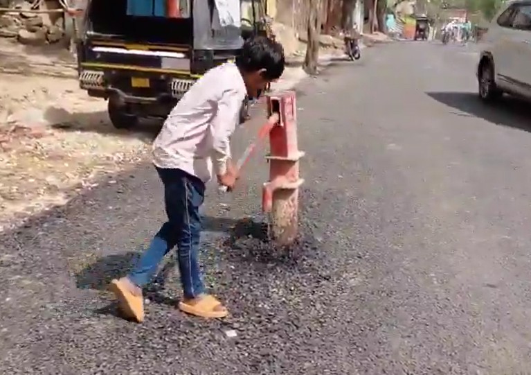 सड़क के बीच में हैंडपंप, मिर्जापुर में अजब घटना की गजब कहानी