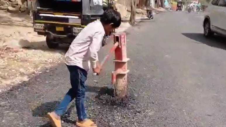 सड़क के बीच में हैंडपंप, मिर्जापुर में अजब घटना की गजब कहानी