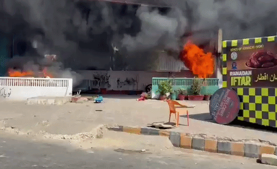 कराची में अमेरिकी कॉन्सुलेट में जमकर तोड़फोड़, अंदर घुसे प्रदर्शनकारी, आगजनी भी की