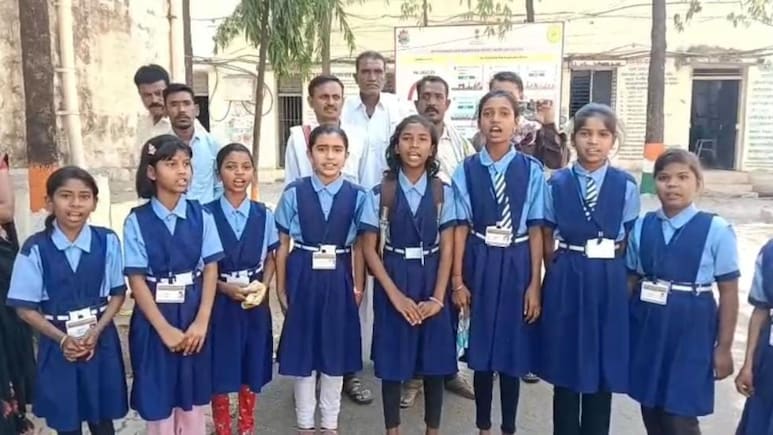 Amravati : 'आमचे सर आम्हाला परत द्या!'; एका निर्णयाने विद्यार्थ्यांनी सोडला घास, अमरावतीत हायव्होल्टेज ड्रामा