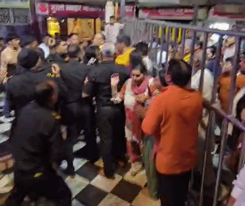 VIDEO: थप्पड़, घूंसे बरसाए... बांके बिहारी मंदिर में श्रद्धालुओं से सिक्&zwj;योरिटी गार्ड्स ने की मारपीट!