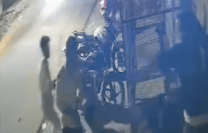 VIDEO: शराब नहीं देने पर वाइन शॉप कर्मचारियों को पीटा, दुकान बंद होने पर पहुंचे थे आरोपी