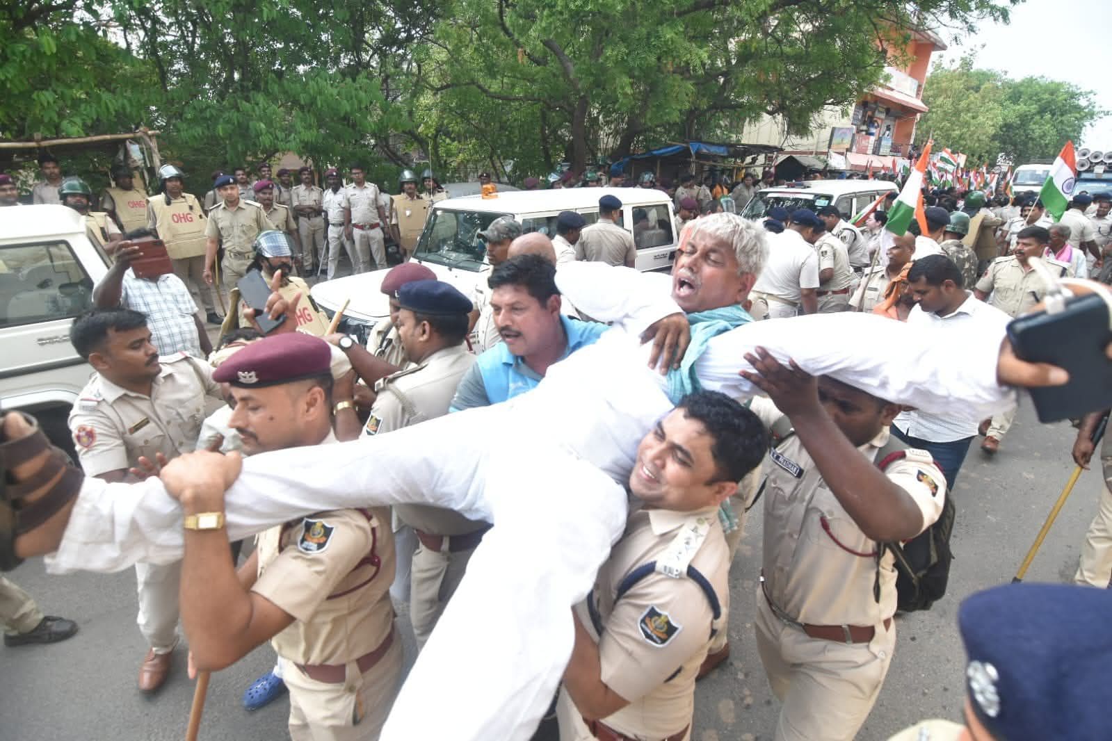 राकेश टिकैत को ले जाते समय पुलिस ने दिखाई सख्ती.