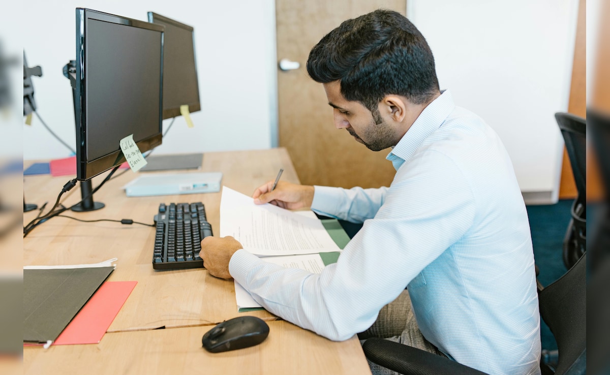 सरकारी नौकरी: क्या पिता की मौत के बाद बेटे को मिलेगी वही बड़ी कुर्सी? जानें 'अनुकंपा नियुक्ति' का सच