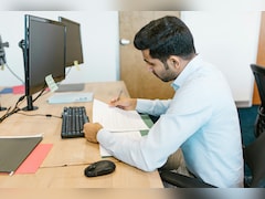 सरकारी नौकरी: क्या पिता की मौत के बाद बेटे को मिलेगी वही बड़ी कुर्सी? जानें 'अनुकंपा नियुक्ति' का सच