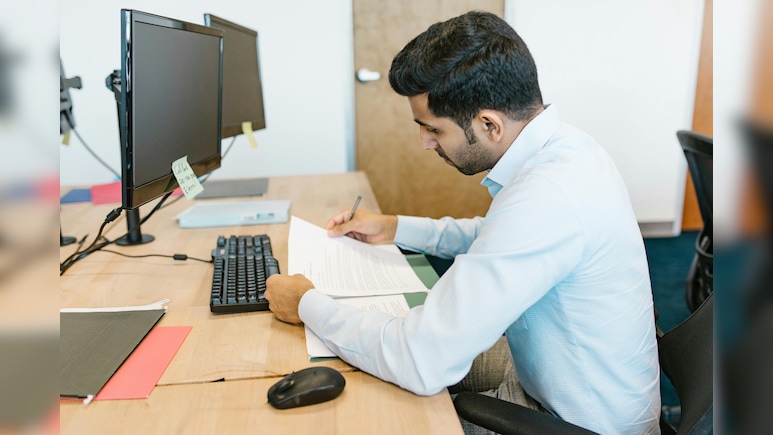 सरकारी नौकरी: क्या पिता की मौत के बाद बेटे को मिलेगी वही बड़ी कुर्सी? जानें 'अनुकंपा नियुक्ति' का सच