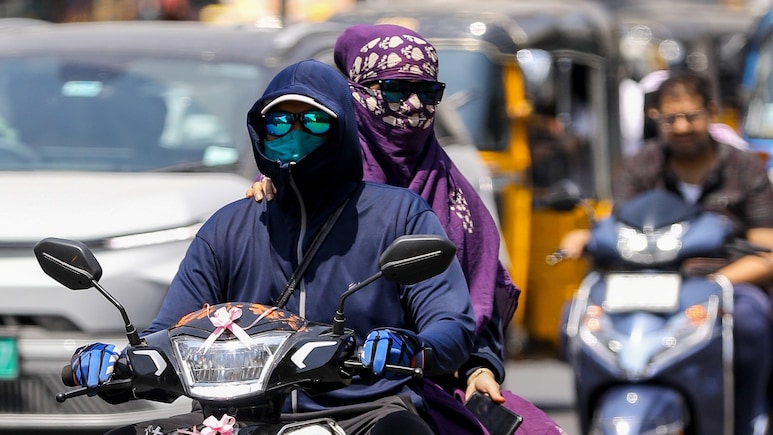 Weather News: दिल्ली से मुंबई तक मार्च में ही धधक रहा सूरज, लू के थपेड़े, शिमला-देहरादून में भी भयंकर गर्मी, आगे मौसम कैसा होगा?