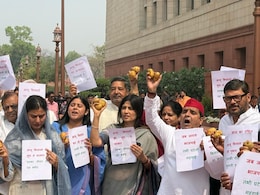 संसद के गेट पर हाथ में आलू लहराते दिखे डिंपल यादव, इकरा हसन और धर्मेंद्र यादव, जानें- क्या थीं मागें