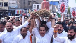 Rajasthan: राजस्थान में रसोई गैस पर सियासत गरमाई, कांग्रेस ने निकाली सिलेंडर की अर्थी, पुतला फूंक जताया विरोध