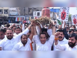 Rajasthan: राजस्थान में रसोई गैस पर सियासत गरमाई, कांग्रेस ने निकाली सिलेंडर की अर्थी, पुतला फूंक जताया विरोध