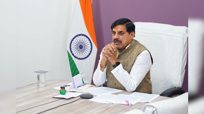 कांच के टुकड़ों पर नंगे पैर चलकर जवानों ने की मदद, CM यादव ने 113 पुलिस कर्मियों के लिए की पुरस्कार की घोषणा