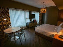 US Couple Saves $12,000 Annually By Living In Hotel Instead Of Renting