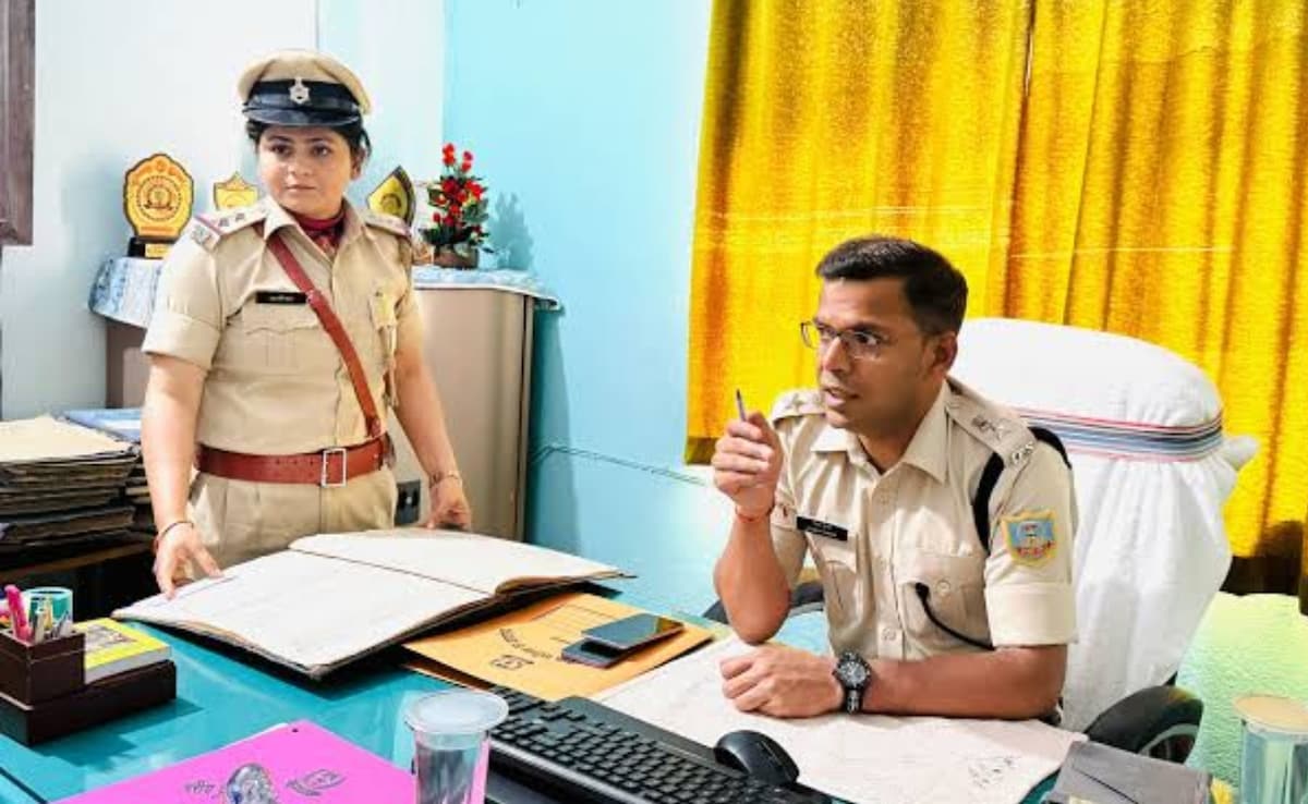 ‘टूट जाई राजाजी पलंग...’ गाने पर ठुमके लगातीं दिखीं थाना प्रभारी, वीडियो वायरल होने के बाद गिरी गाज