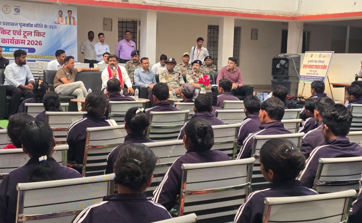 Chhattisgarh Naxal: जेल में बंद माओवादियों के पुनर्वास की पहल, गृहमंत्री ने समर्पित नक्सलियों से किया संवाद