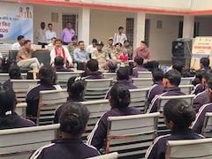 Chhattisgarh Naxal: जेल में बंद माओवादियों के पुनर्वास की पहल, गृहमंत्री ने समर्पित नक्सलियों से किया संवाद