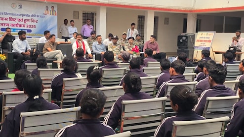 Chhattisgarh Naxal: जेल में बंद माओवादियों के पुनर्वास की पहल, गृहमंत्री ने समर्पित नक्सलियों से किया संवाद