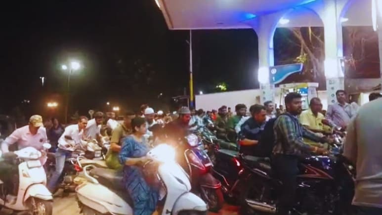 Petrol Pump News : एक संदेश अन् पेट्रोल पंपांवर मोठी गर्दी; नागरिकांमध्ये संभ्रमाचं वातावरण