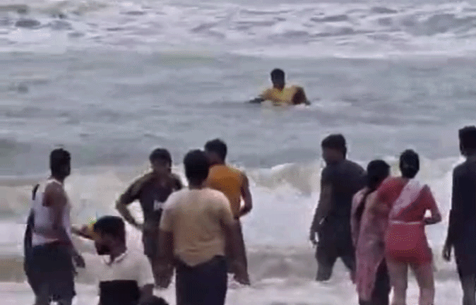 पुरी समुद्र तट पर दर्दनाक हादसा, नहाते समय तेज लहरों में बहकर दो पर्यटकों की मौत