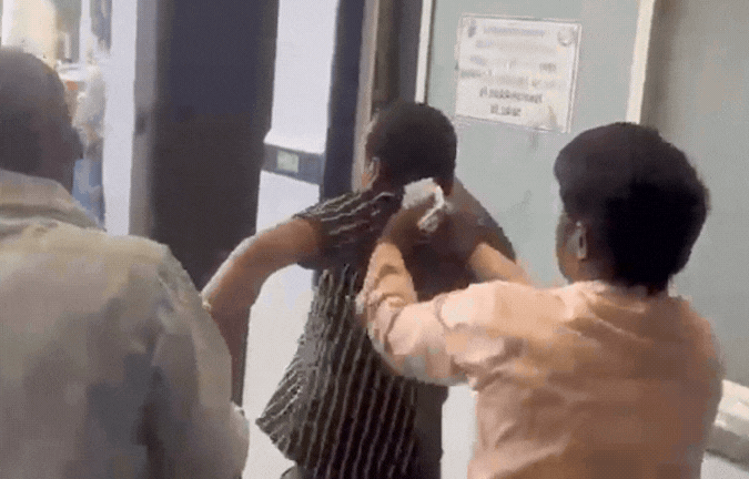 VIDEO: जिला अस्पताल में जेब कतरे की पिटाई, पुलिस चौकी के सामने हुआ तमाशा