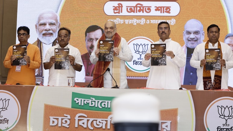 अराजकता और घुसपैठ...  BJP ने ममता सरकार के खिलाफ जारी की 14 आरोपों वाली चार्जशीट, अमित शाह ने बोला हमला