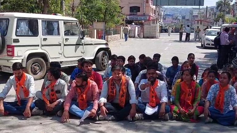 मेवाड़ यूनिवर्सिटी में नर्सिंग कोर्स की मान्यता पर विवाद गहराया, छात्रों ने दूसरी यूनिवर्सिटी में शिफ्ट करने की उठाई मांग