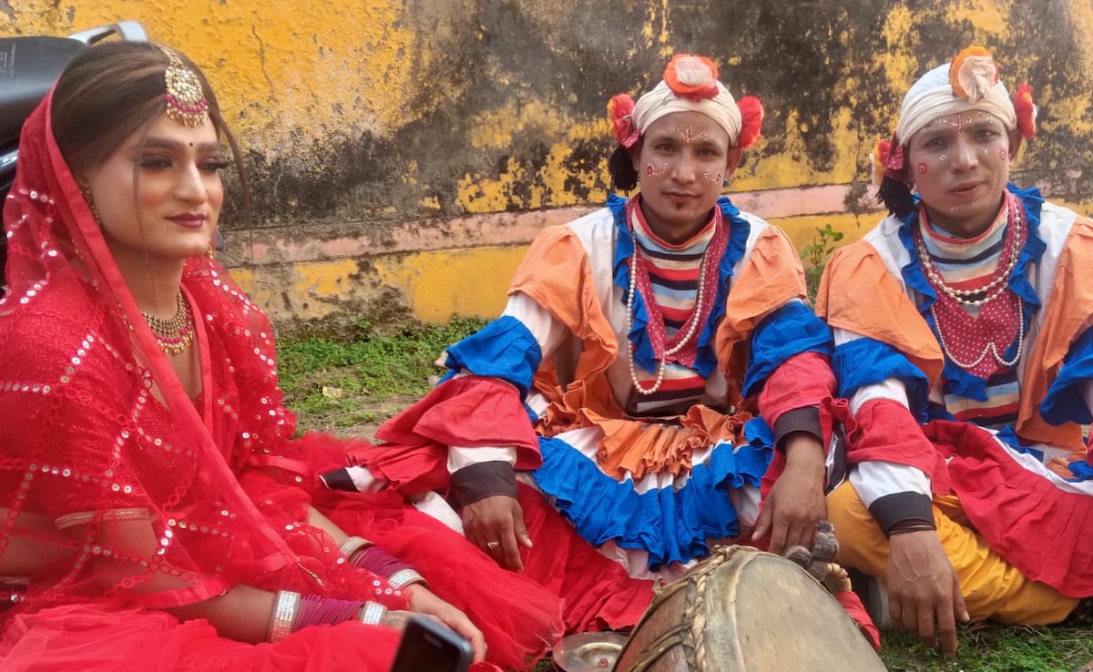 Women's Day Special: ‘छोलिया डांस’ के वो कलाकार जो पुरुष होकर भी निभाते हैं महिला की भूमिका