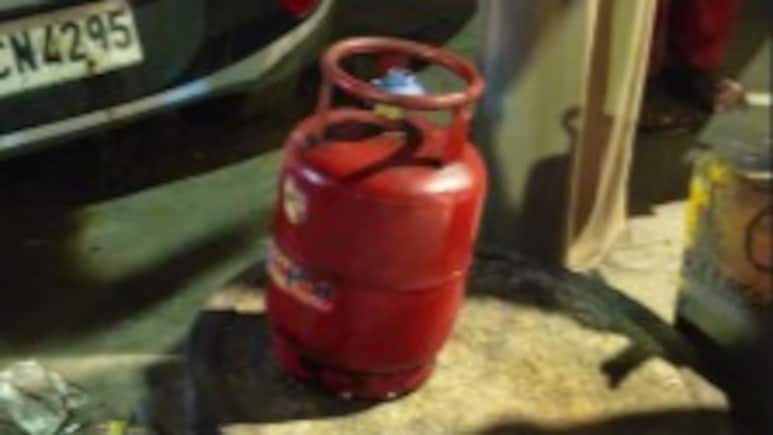 घरेलू झगड़े का खौफनाक अंजाम, दिल्&zwj;ली में छोटे LPG सिलेंडर से वार कर पति ने ले ली पत्&zwj;नी की जान, गिरफ्तार