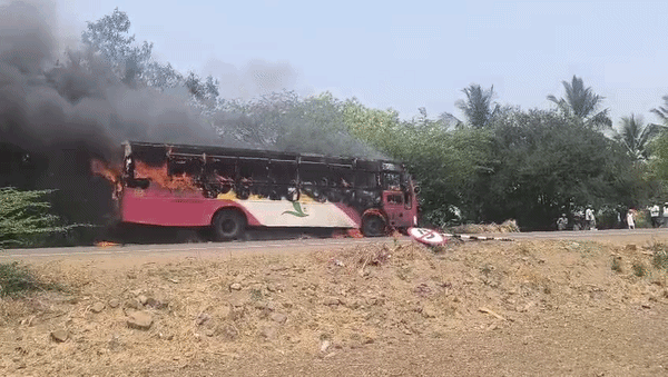 बस से टक्कर के बाद लगी भीषण आग, बाइक सवार जिंदा जला, वीडियो देख रूह कांप उठेगी