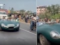 पश्चिम बंगाल की सड़क पर दौड़ी 1957 की Jaguar XKSS, दुनिया की रेयर क्लासिक स्पोर्ट्स कारों में से है एक, देखें वीड&zwj;ियो
