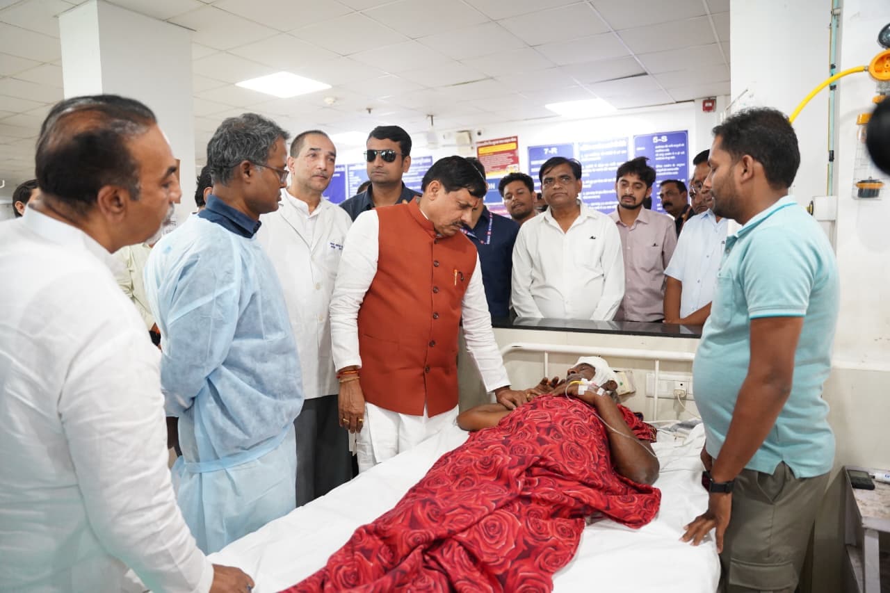 Chhindwara Road Accident: घायलों से मुलाकात करते हुए मुख्यमंत्री डॉ मोहन यादव Chhindwara Road Accident: घायलों से मुलाकात करते हुए मुख्यमंत्री डॉ मोहन यादव