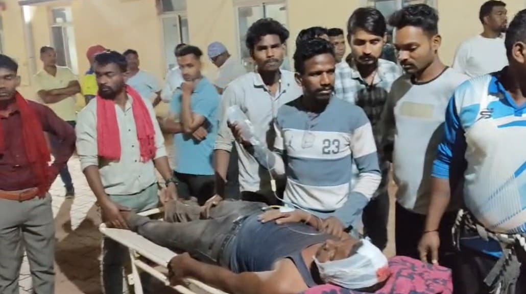 घायल खदान मजदूरों को लेकर अस्पताल पहुंचे स्थानीय लोग 