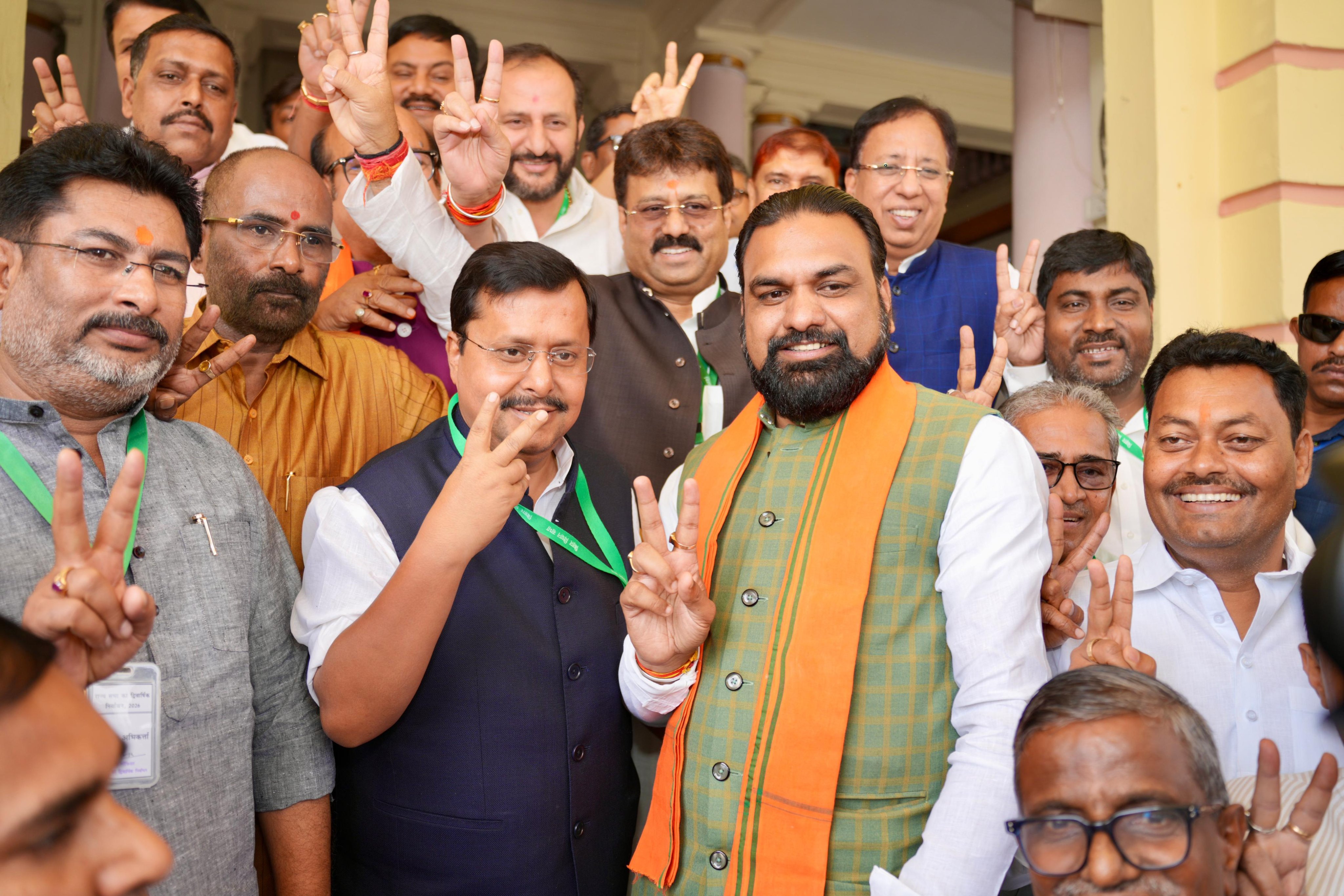 वोटिंग के बाद विक्ट्री साइन दिखाते भाजपा नेता.