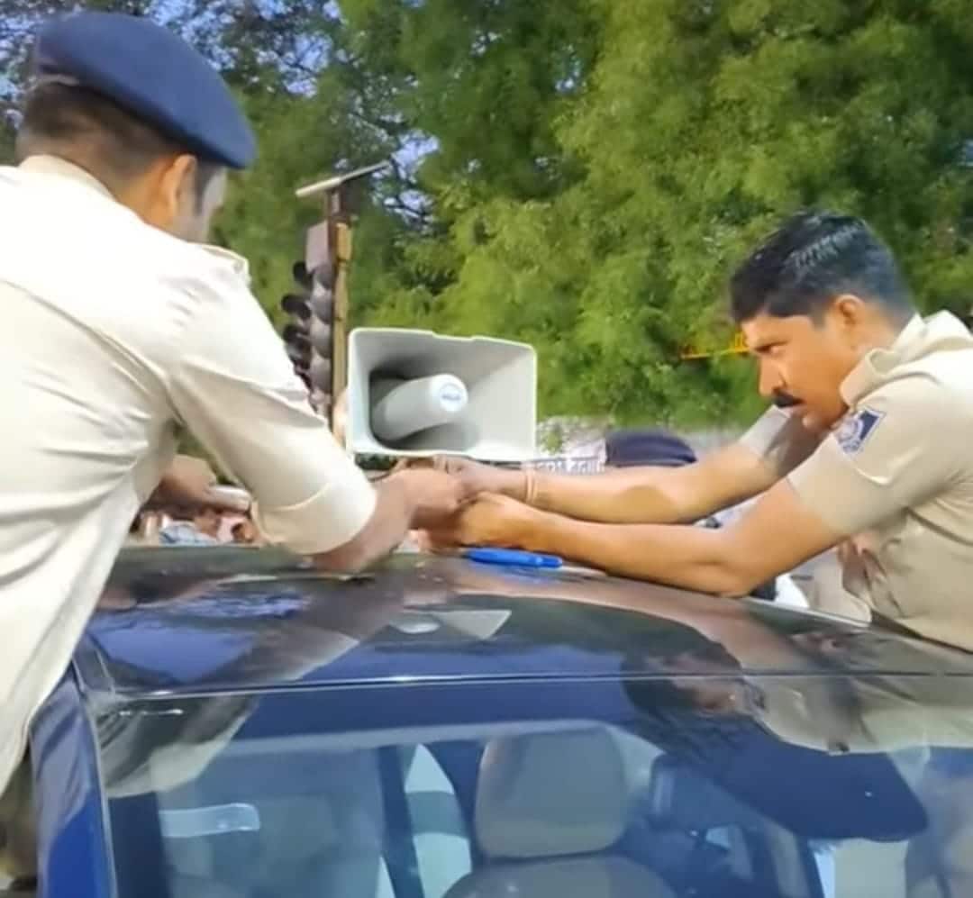 VIDEO: जब मजिस्ट्रेट ने हटवाई MLA प्रतिनिधि की गाड़ी का हूटर और काली फिल्म, फिर क्या हुआ...