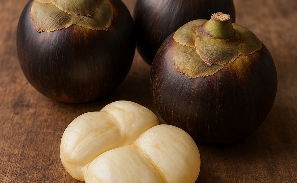 क्या आपने गर्मियों में ठंडक देने वाले खास फल 'आइस एप्पल' या 'ताड़गोला' के बारे में सुना है? जानें इसे खाकर होने वाले फायदों के बारे में !