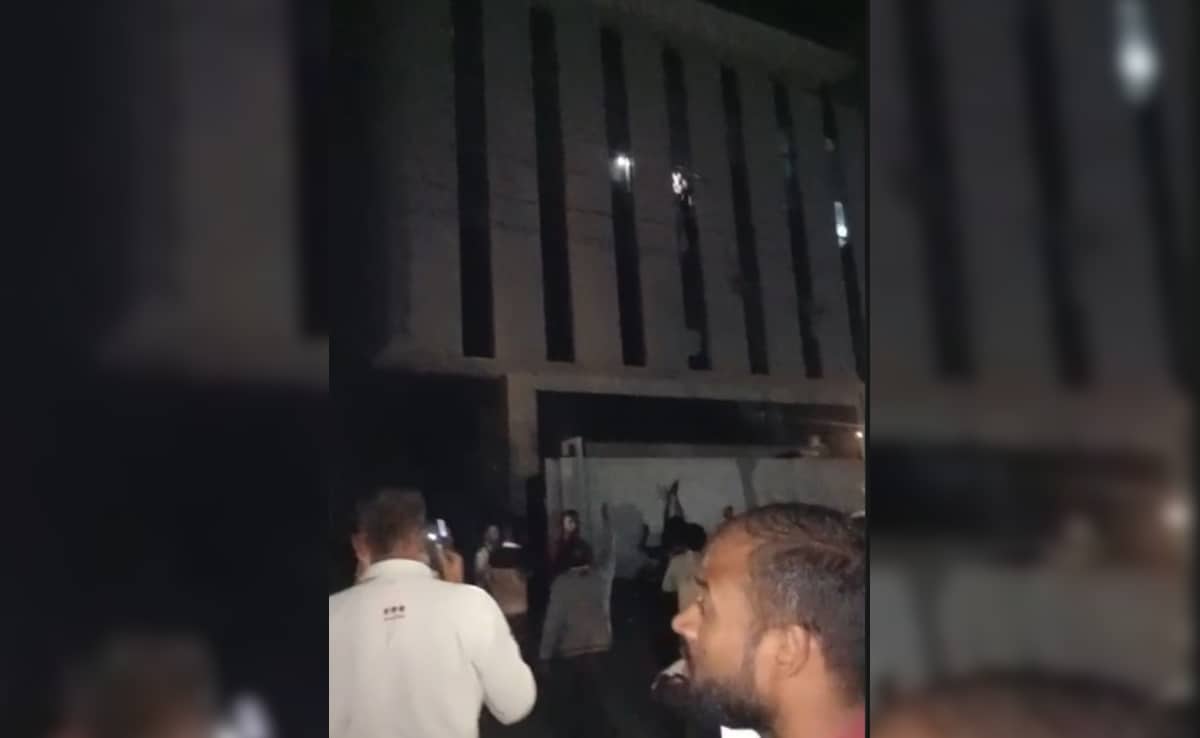 नोएडा में बिजली मीटर बनाने वाली फैक्ट्री में भीषण आग, जान बचाने के लिए ऊपर से कूदे कर्मचारी, 37 घायल