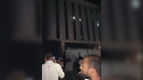 नोएडा में बिजली मीटर बनाने वाली फैक्ट्री में भीषण आग, जान बचाने के लिए ऊपर से कूदे कर्मचारी, 37 घायल