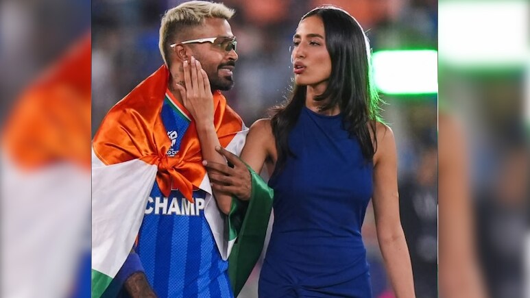 स्टेज पर साथ लेटना, गले लगना.. मैच के बाद वो चार वायरल वीडियो जिसमें दिखी महिका और हार्दिक की गजब केमिस्ट्री