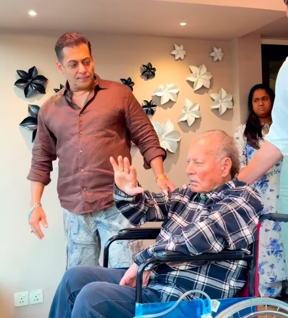 VIDEO: ईद पर सलमान खान ने दी ईदी, पिता सलीम खान संग बालकनी से फैंस को किया सलाम