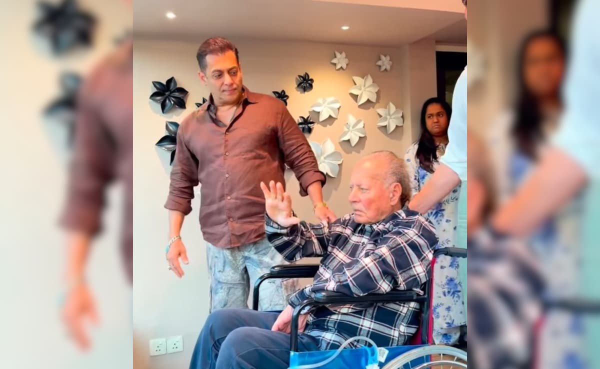 VIDEO: ईद पर सलमान खान ने दी ईदी, पिता सलीम खान संग बालकनी से फैंस को किया सलाम