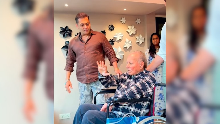 VIDEO: ईद पर सलमान खान ने दी ईदी, पिता सलीम खान संग बालकनी से फैंस को किया सलाम