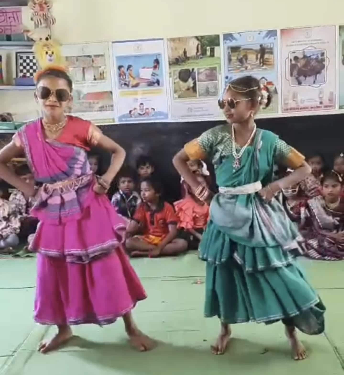 Gariaband Government School: बच्चे डांस करते हुए