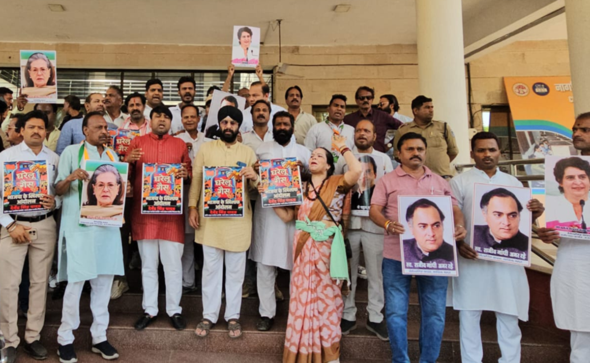 घरेलू गैस किल्लत को लेकर इंदौर में कांग्रेस का प्रदर्शन; कलेक्टर को सौंपा ज्ञापन, CM ने कहा- अफवाह से बचें