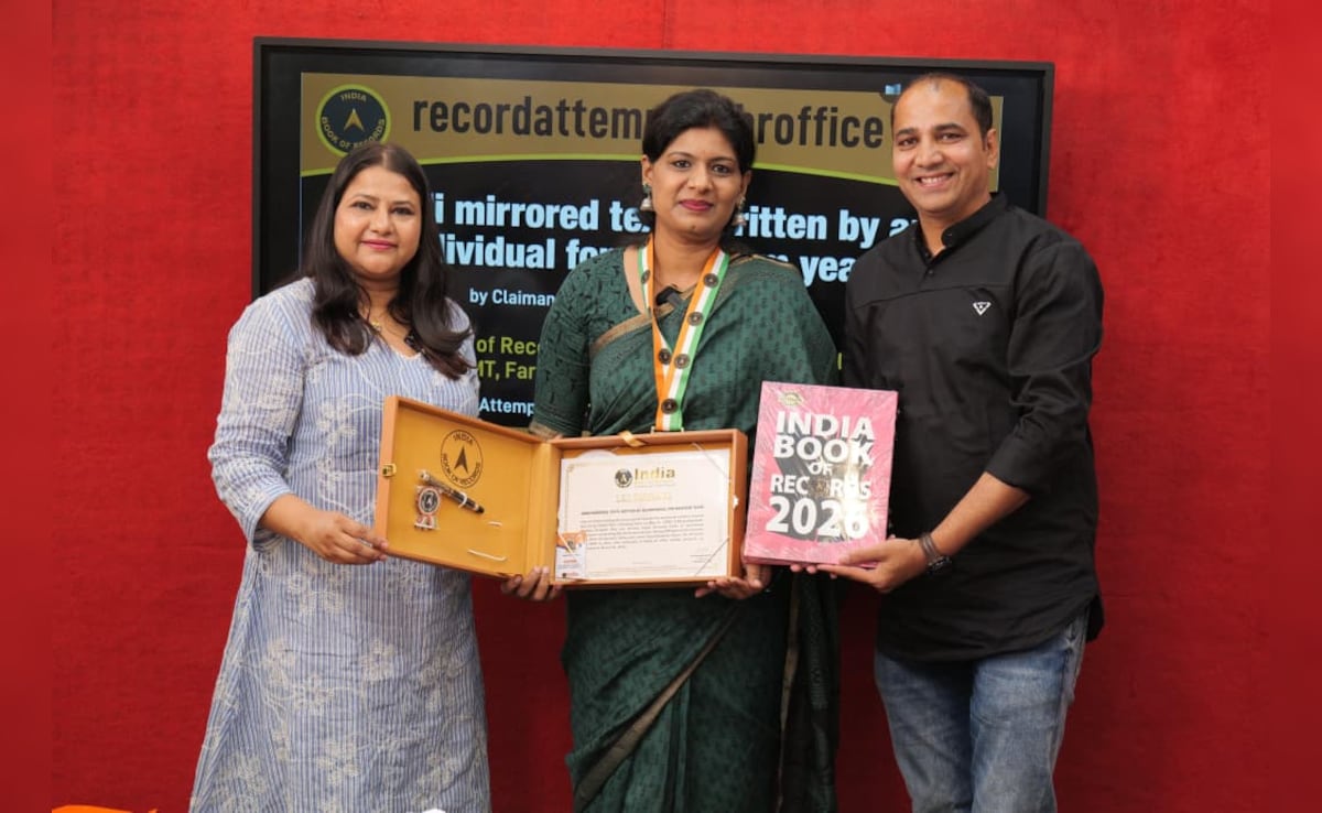 मिरर इमेज राइटिंग में पल्लवी का कमाल; श्रीरामचरितमानस समेत कई ग्रंथों को लिख इंडिया बुक ऑफ रिकॉर्ड्स में शामिल