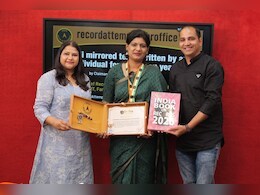 मिरर इमेज राइटिंग में पल्लवी का कमाल; श्रीरामचरितमानस समेत कई ग्रंथों को लिख इंडिया बुक ऑफ रिकॉर्ड्स में शामिल