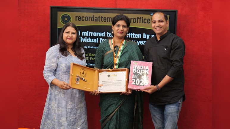 मिरर इमेज राइटिंग में पल्लवी का कमाल; श्रीरामचरितमानस समेत कई ग्रंथों को लिख इंडिया बुक ऑफ रिकॉर्ड्स में शामिल