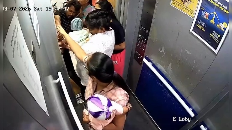 पुणे: लिफ्ट के दरवाजे में फंसा नन्ही बच्ची का हाथ, चीख‑पुकार के बीच बची जान, देखिए वीडियो