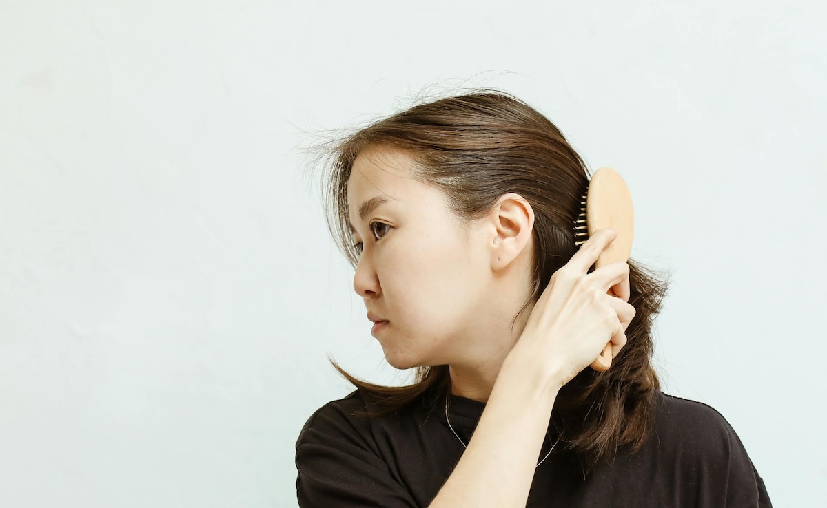 बाल झड़ना बंद नहीं हो रहा? जानिए रोज़मेरी ऑयल और प्याज के तेल में कौन देगा बेहतर रिजल्ट