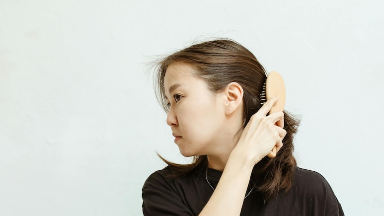 बाल झड़ना बंद नहीं हो रहा? जानिए रोज़मेरी ऑयल और प्याज के तेल में कौन देगा बेहतर रिजल्ट